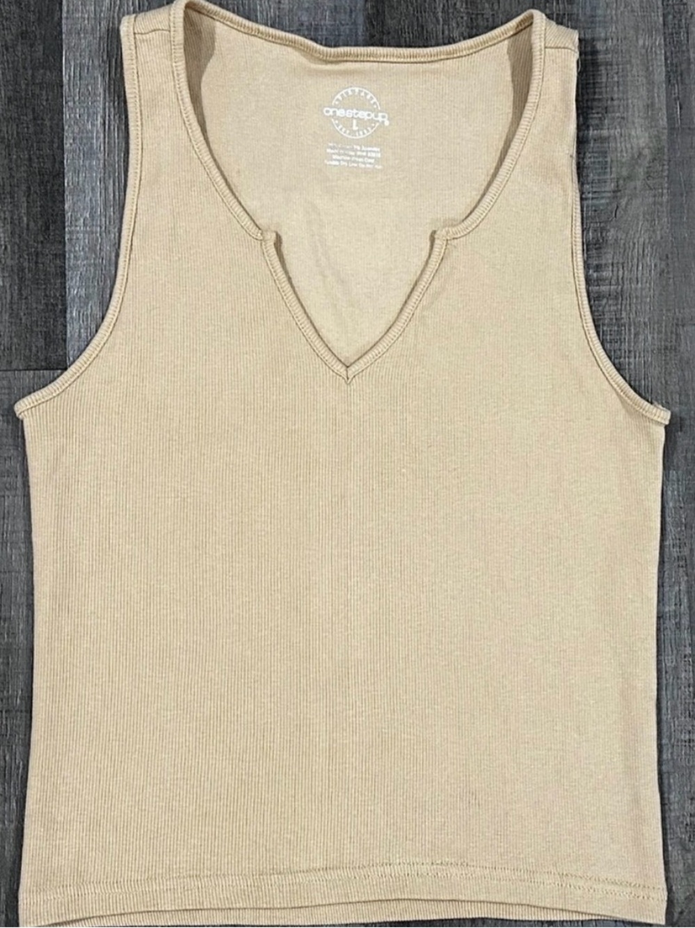 💞 Juniors Large Ribbed & Cropped V-Neck Tank